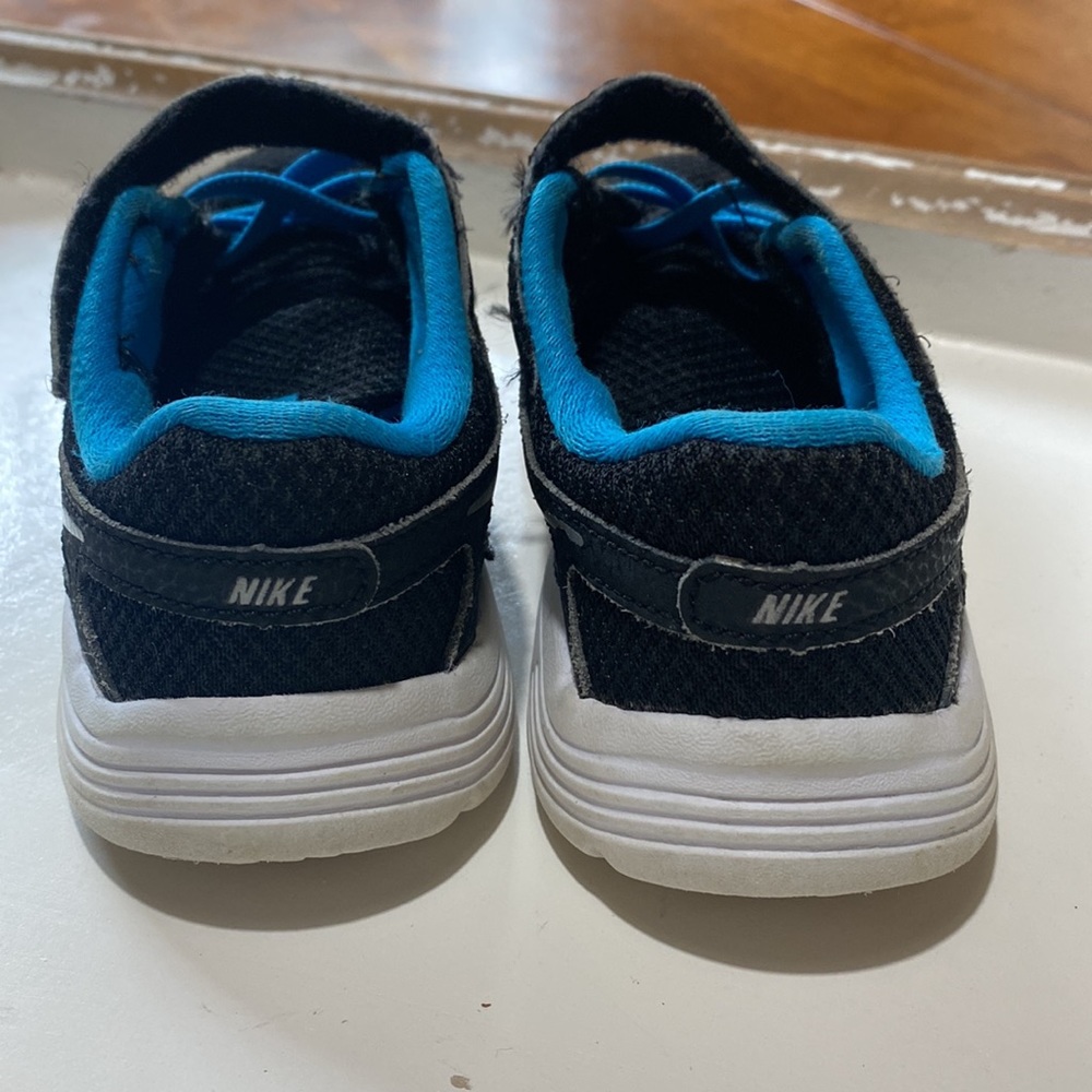 Nike Tennis Shoes - Picture 2 of 3